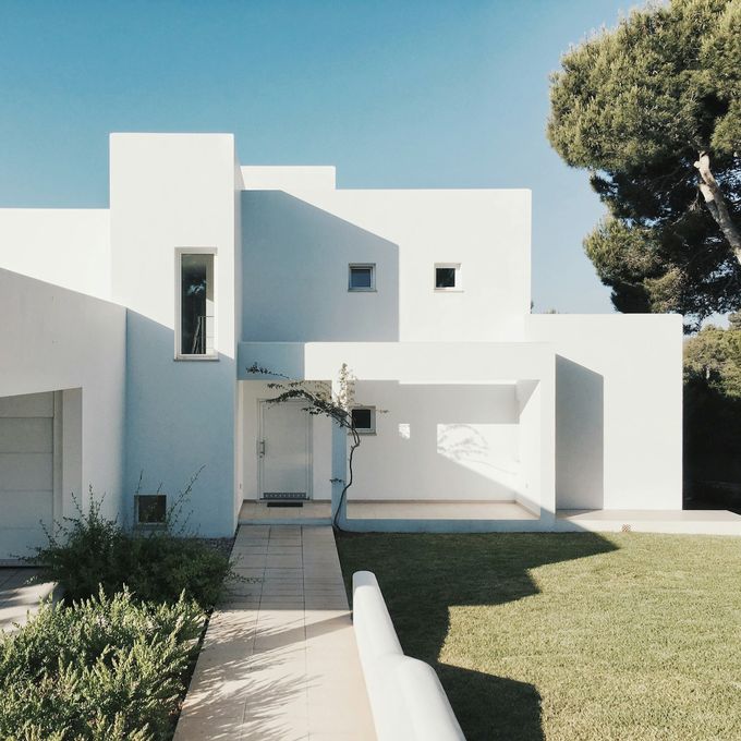Villa blanca con jardín
