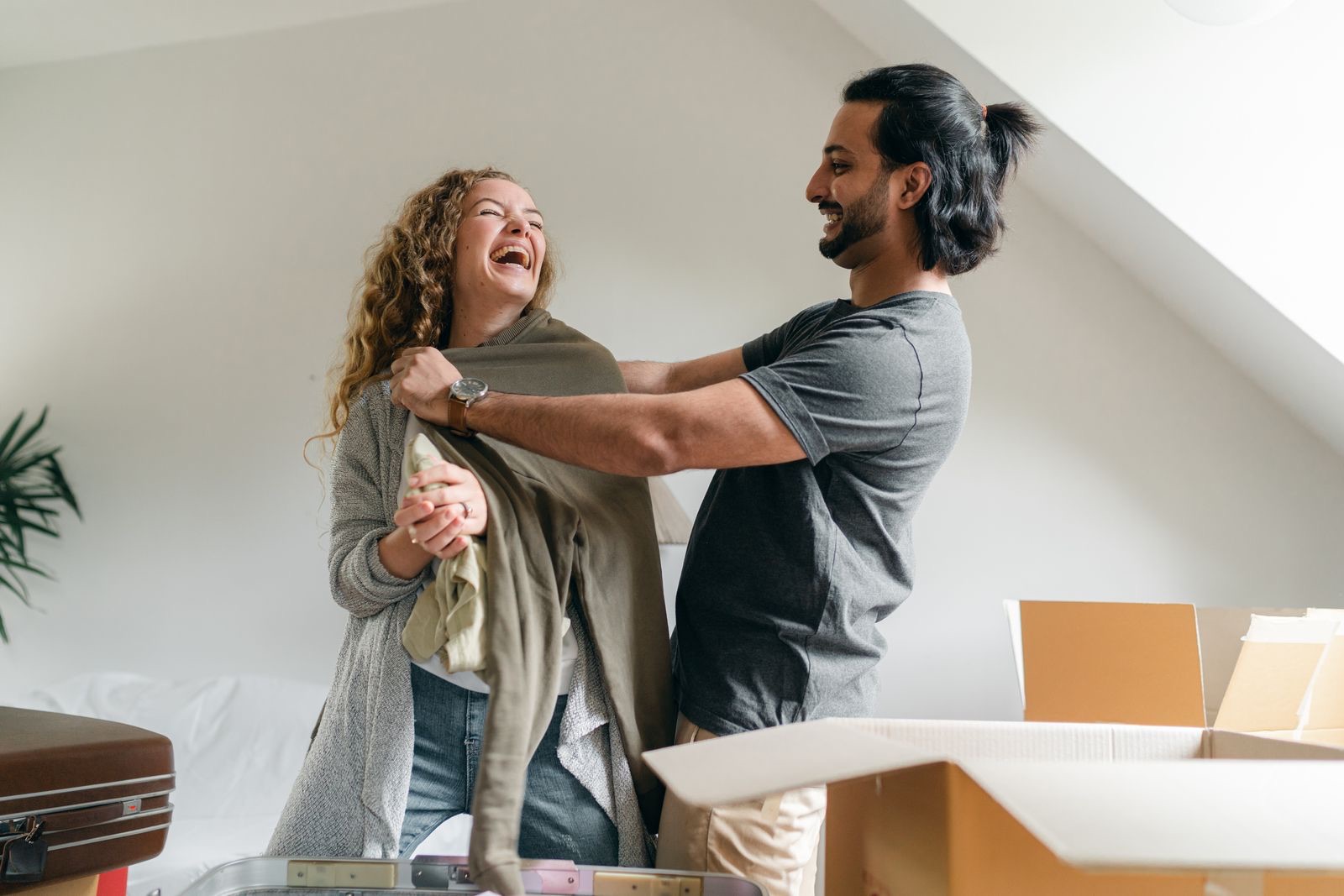 Una pareja feliz en su nueva casa